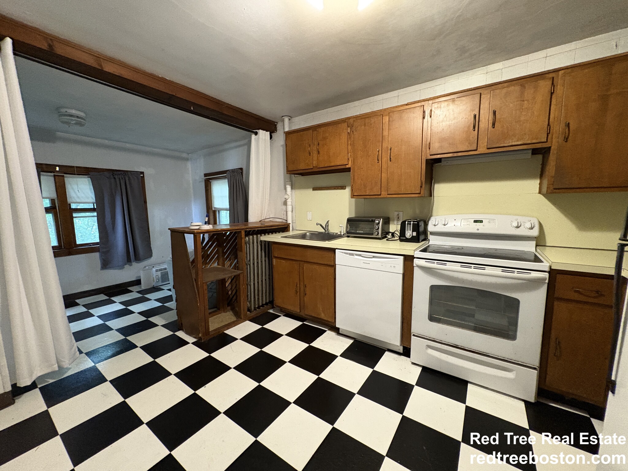 3 bed, 2 bath apartment for rent at 28 Woodward St Unit 2, Newton Highlands — photo 1 of 20