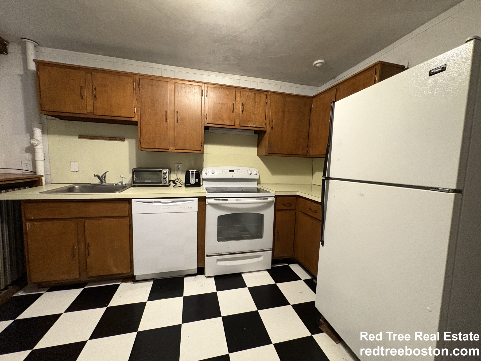 3 bed, 2 bath apartment for rent at 28 Woodward St Unit 2, Newton Highlands — photo 2 of 20