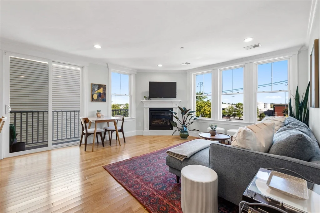 2 bed, 2 bath apartment for rent at 280 E Eagle Unit 3, East Boston — photo 2 of 21