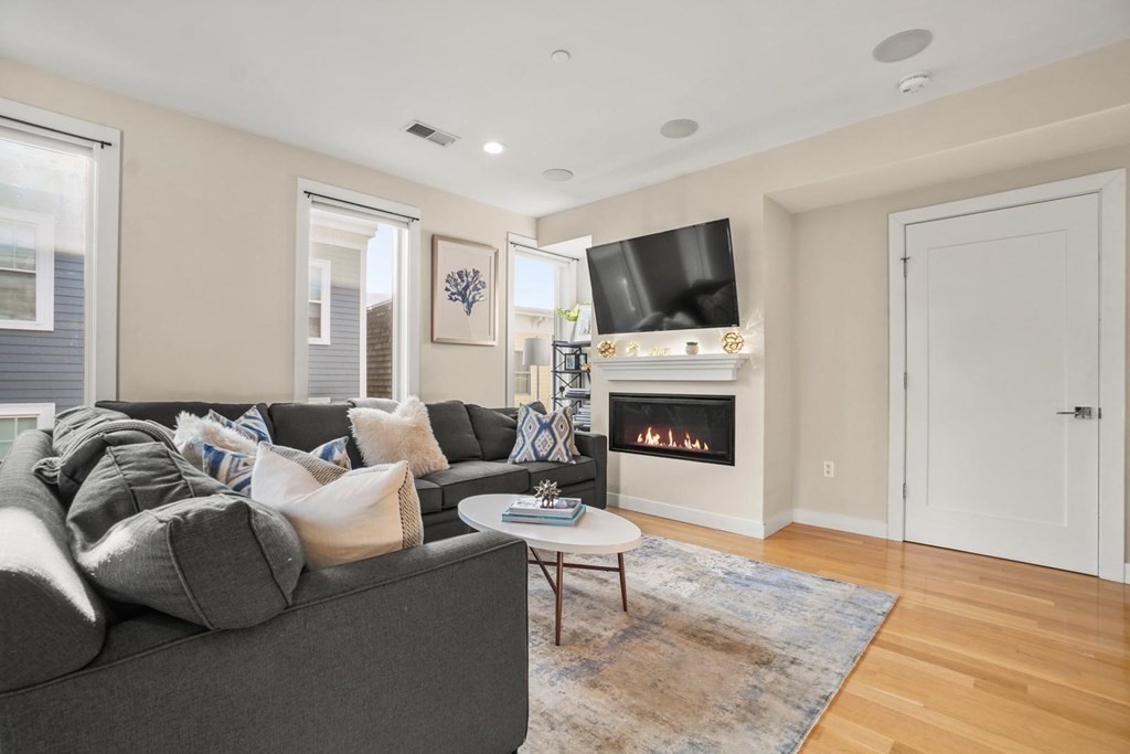 3 bed, 2 bath apartment for rent at 280 Gold St Unit 5, South Boston — photo 5 of 28