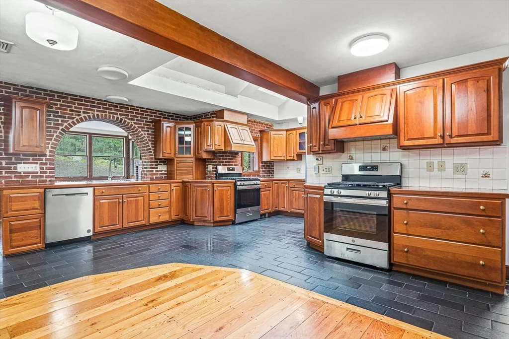 6 bed, 4+ bath apartment for rent at 280 High St, Winchester — photo 11 of 39