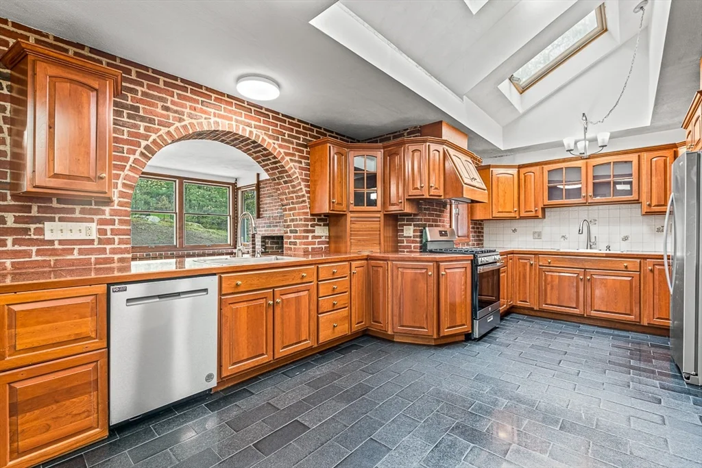 6 bed, 4+ bath apartment for rent at 280 High St, Winchester — photo 12 of 39