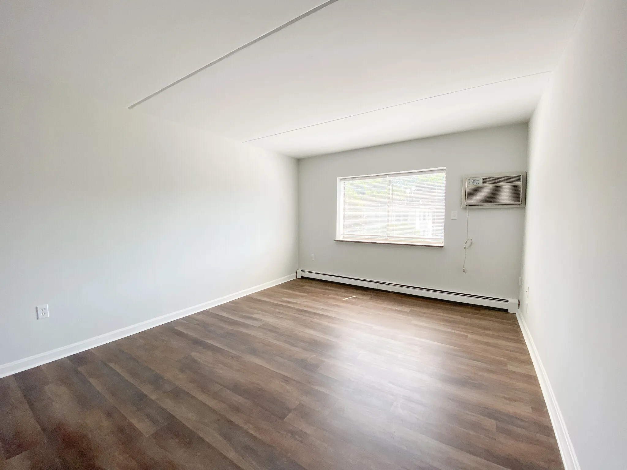 2 bed, 1 bath apartment for rent at 280 Hyde Park Ave Unit 4, Jamaica Plain — photo 3 of 5