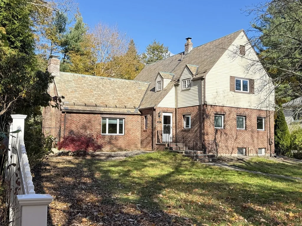 3 bed, 2 bath apartment for rent at 280 Quinobequin Rd, Waban — photo 1 of 31