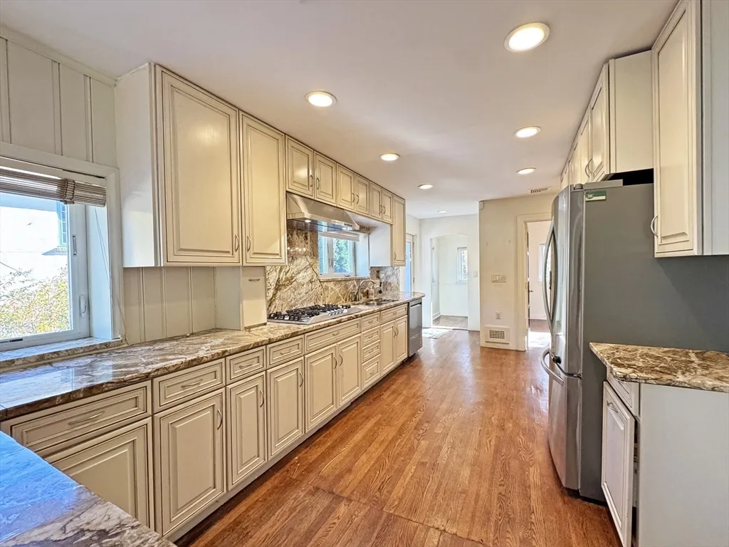 3 bed, 2 bath apartment for rent at 280 Quinobequin Rd, Waban — photo 4 of 31