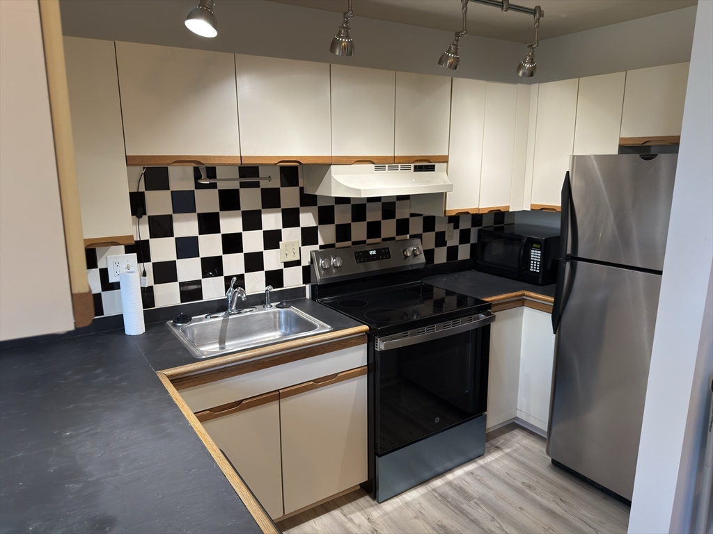 2 bed, 1 bath apartment for rent at 280 Village St Unit J1, Medway — photo 5 of 19
