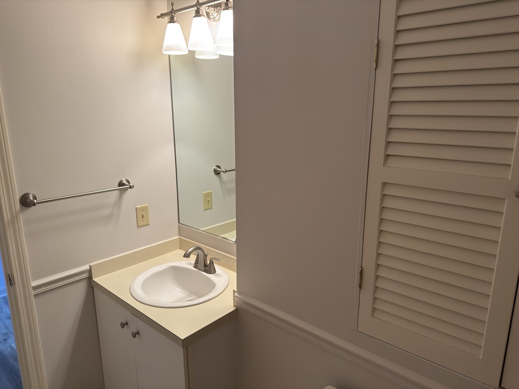 2 bed, 1 bath apartment for rent at 280 Village St Unit J1, Medway — photo 6 of 19