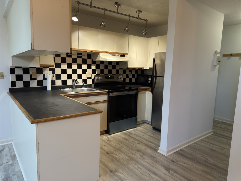 2 bed, 1 bath apartment for rent at 280 Village St Unit J1, Medway — photo 4 of 19