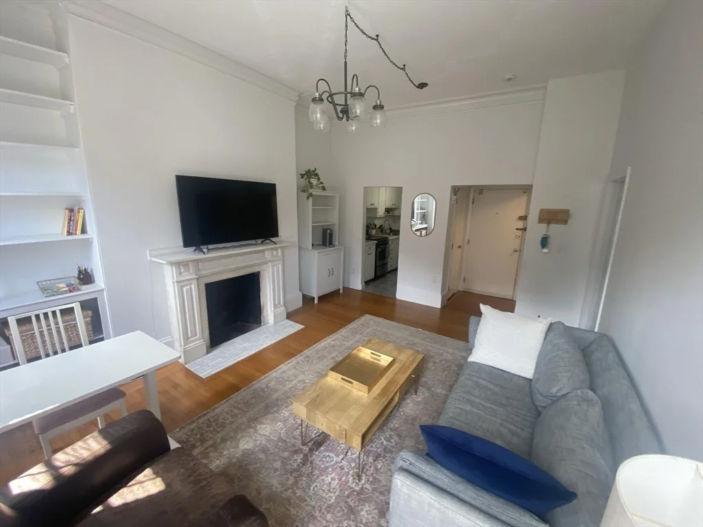 1 bed, 1 bath apartment for rent at 281 Beacon St Unit 17, Back Bay — photo 2 of 9