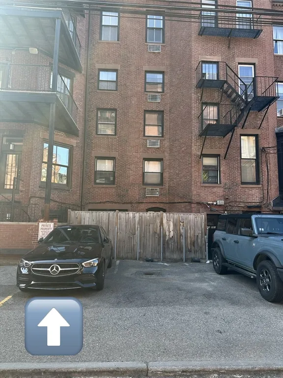 Studio bed apartment for rent at 281 Beacon Unit parking, Back Bay — photo 1 of 2