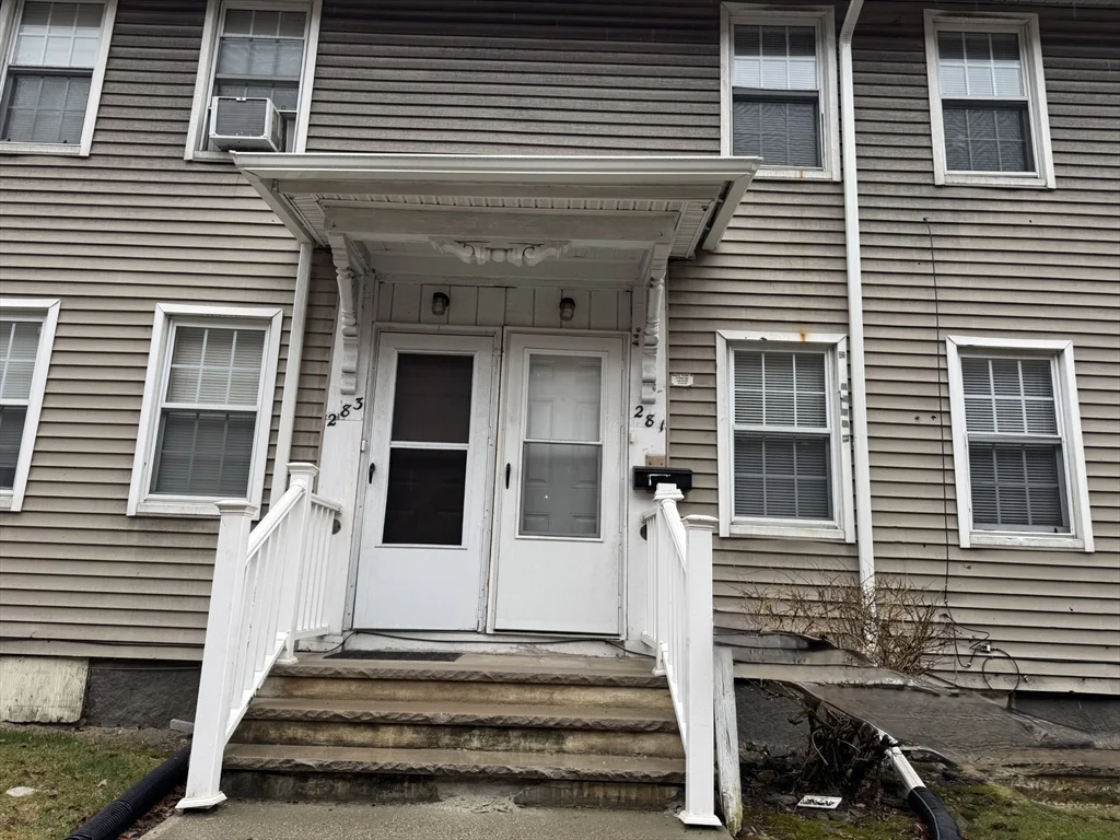 2 bed, 1 bath apartment for rent at 281 E Merrimack St Unit 1, Lowell — photo 2 of 14