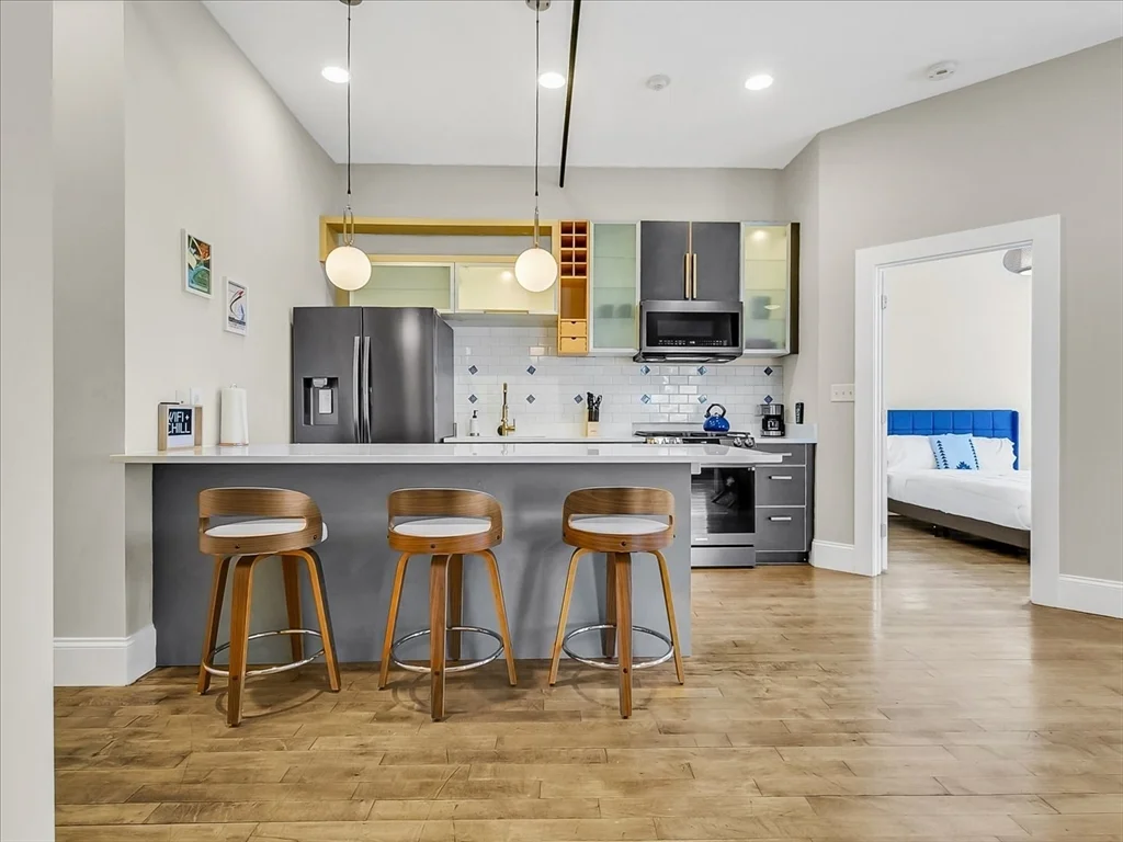 2 bed, 1 bath apartment for rent at 281 Essex St Unit 303, Salem — photo 3 of 16