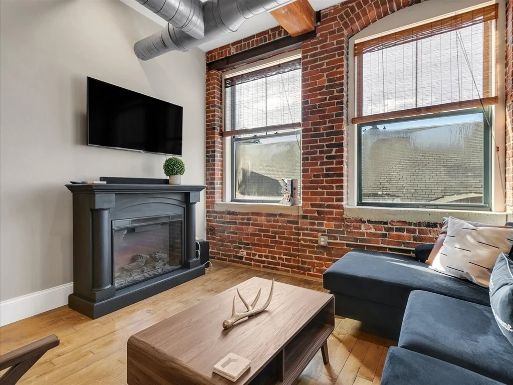 2 bed, 1 bath apartment for rent at 281 Essex St Unit 303, Salem — photo 7 of 16