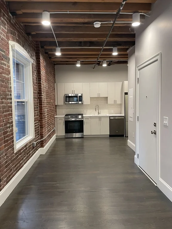 Studio bed, 1 bath apartment for rent at 281 Franklin St Unit 402, Boston Downtown — photo 1 of 25