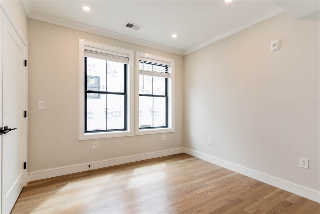 4 bed, 2 bath apartment for rent at 281 Lamartine St Unit 1, Jamaica Plain — photo 9 of 20