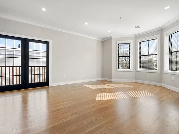 4 bed, 2 bath apartment for rent at 281 Lamartine St Unit 3, Jamaica Plain — photo 4 of 8
