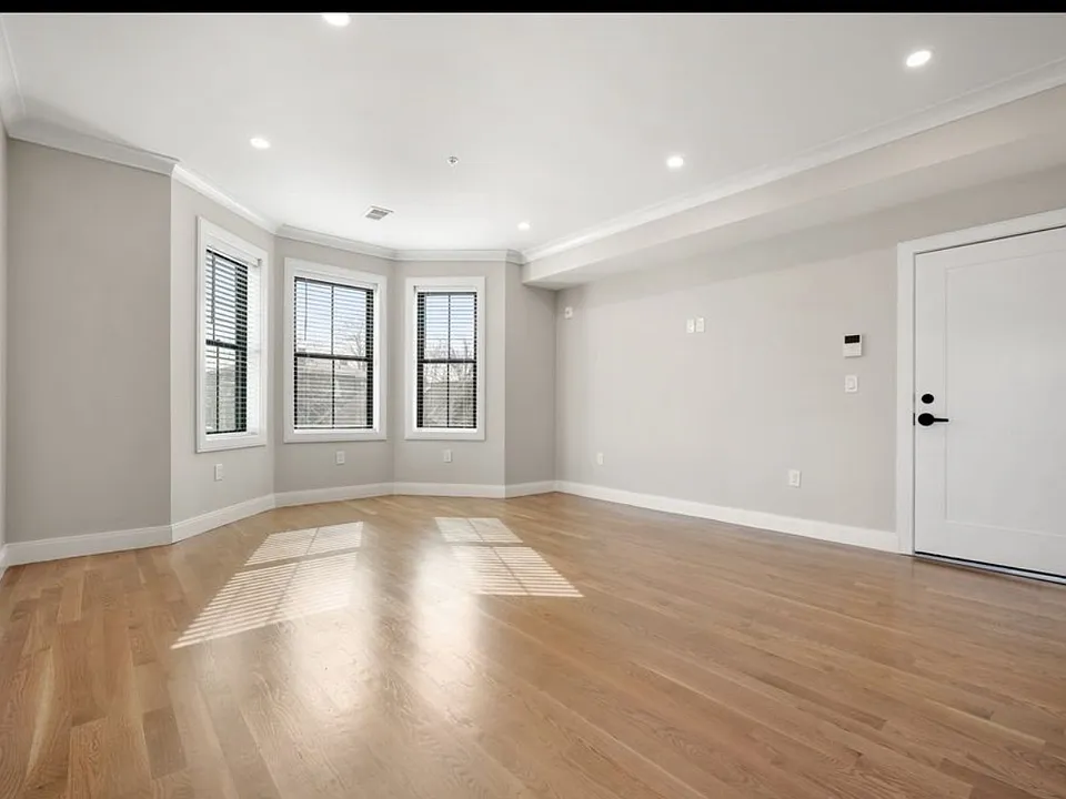 4 bed, 2 bath apartment for rent at 281 Lamartine St Unit 3, Jamaica Plain — photo 5 of 8