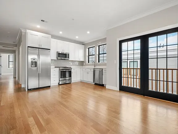 4 bed, 2 bath apartment for rent at 281 Lamartine St Unit 3, Jamaica Plain — photo 2 of 8