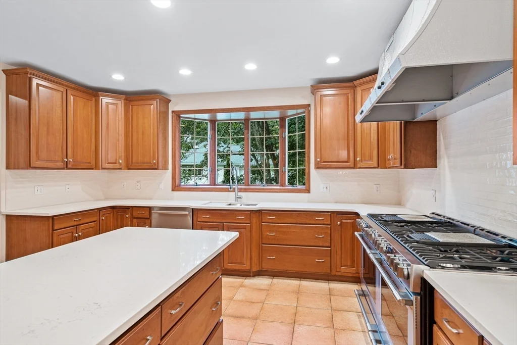 6 bed, 4+ bath apartment for rent at 282 High St, Winchester — photo 8 of 27