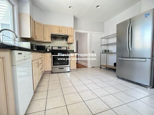 3 bed, 1.5 bath apartment for rent at 283 Market St Unit 1ST FLOOR, Brighton — photo 3 of 12