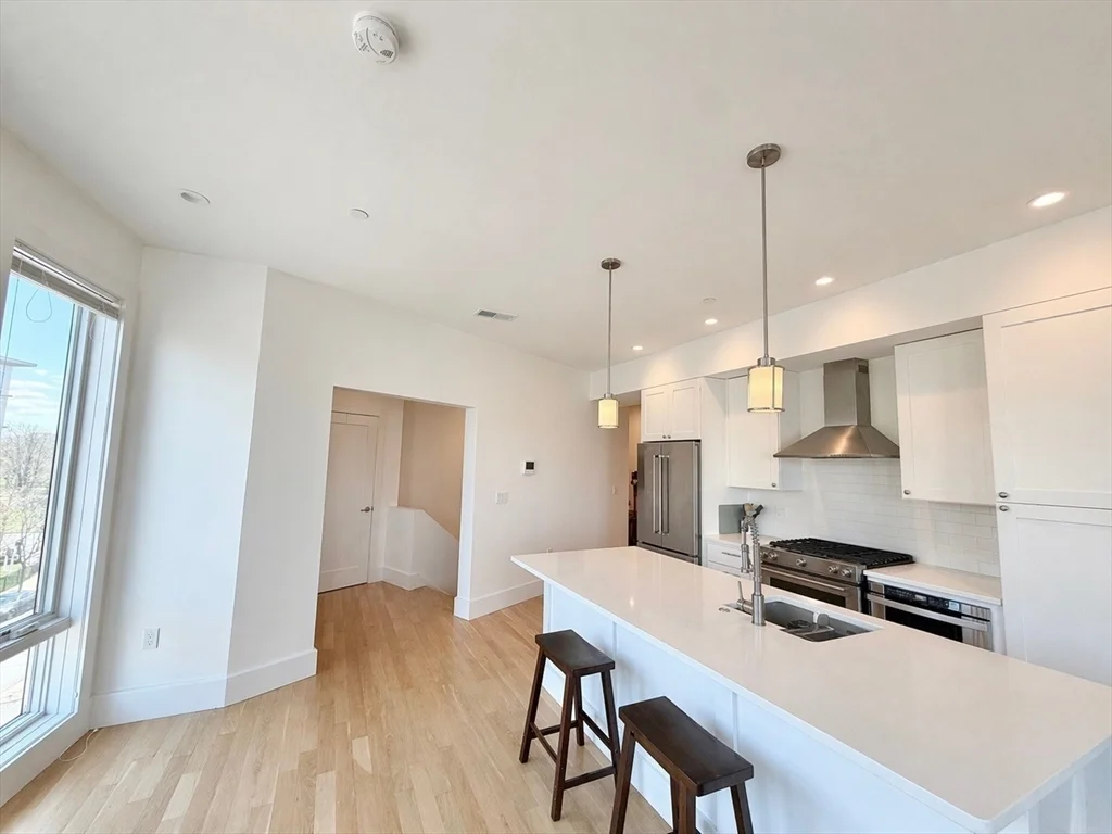 1 bed, 1 bath apartment for rent at 283 Old Colony Ave Unit 3, South Boston — photo 1 of 12