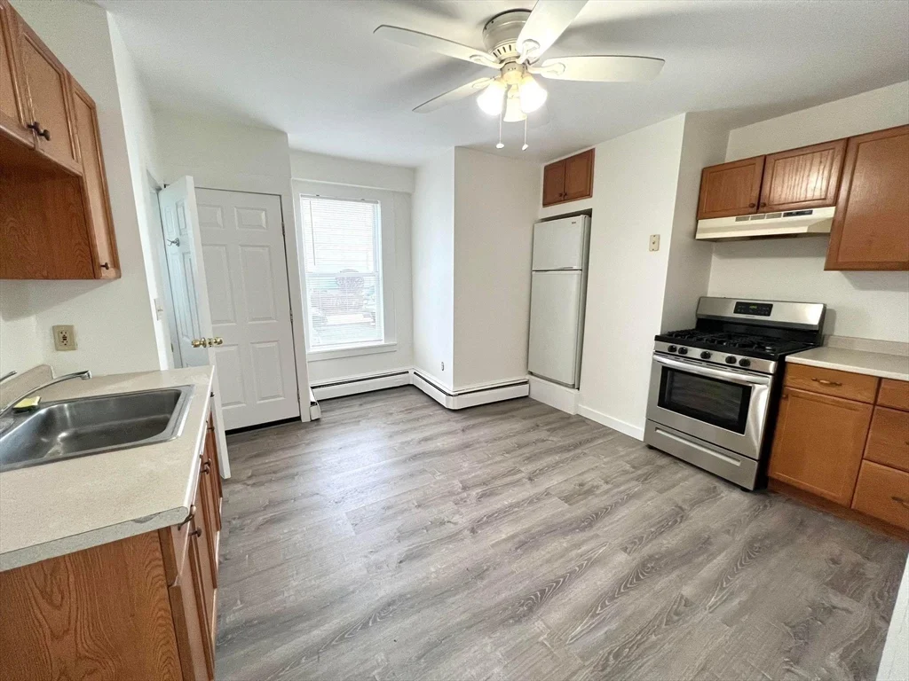 1 bed, 1 bath apartment for rent at 283 Pearl St Unit 1R, Malden