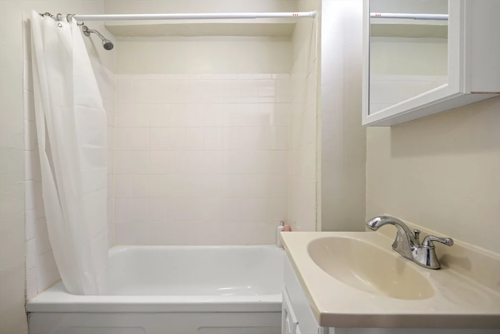 Studio bed, 1 bath apartment for rent at 284 Marlborough Unit 2, Back Bay — photo 4 of 12