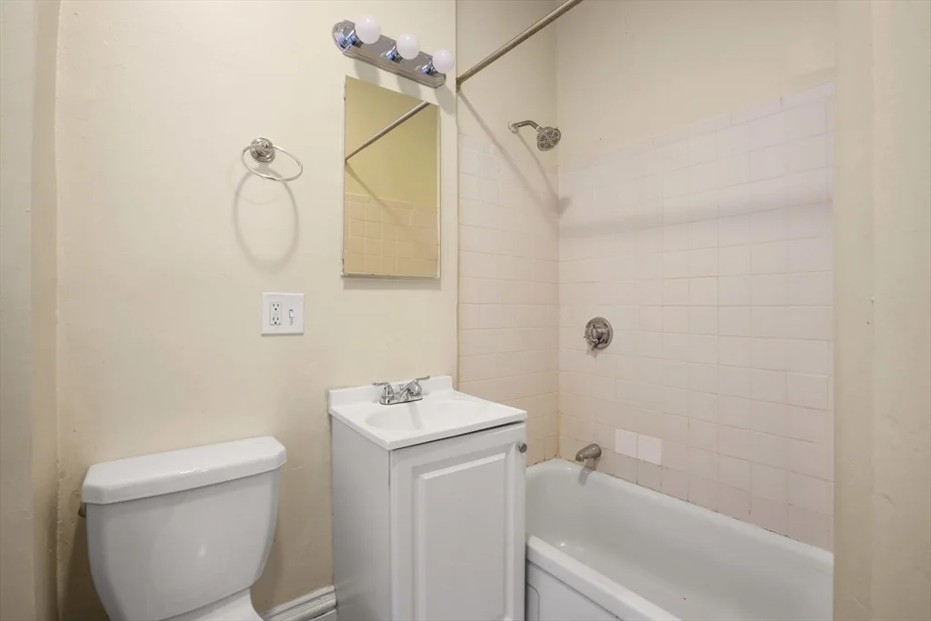 Studio bed, 1 bath apartment for rent at 284 Marlborough Unit 5, Back Bay — photo 6 of 8