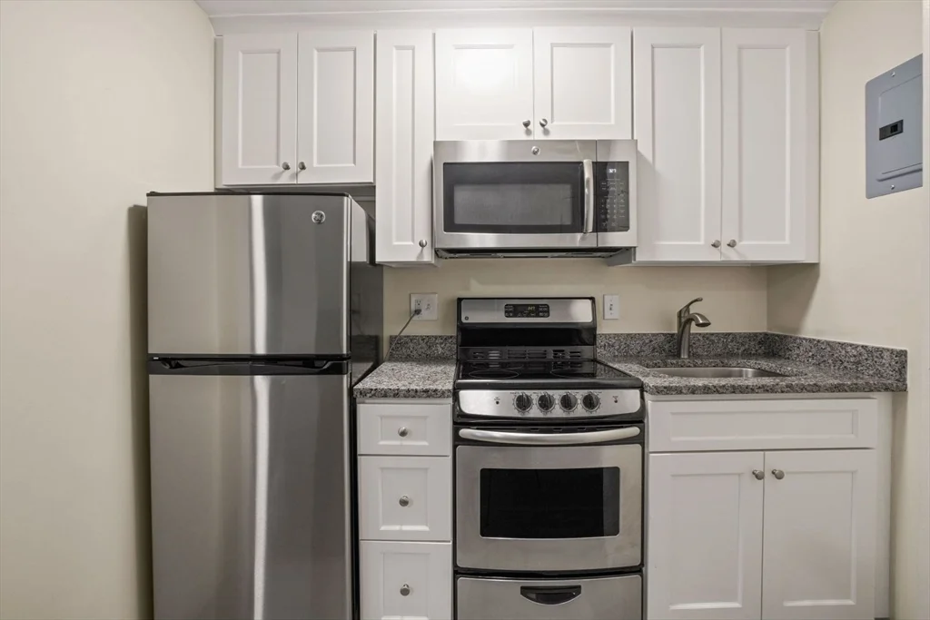Studio bed, 1 bath apartment for rent at 284 Marlborough Unit 5, Back Bay — photo 5 of 8