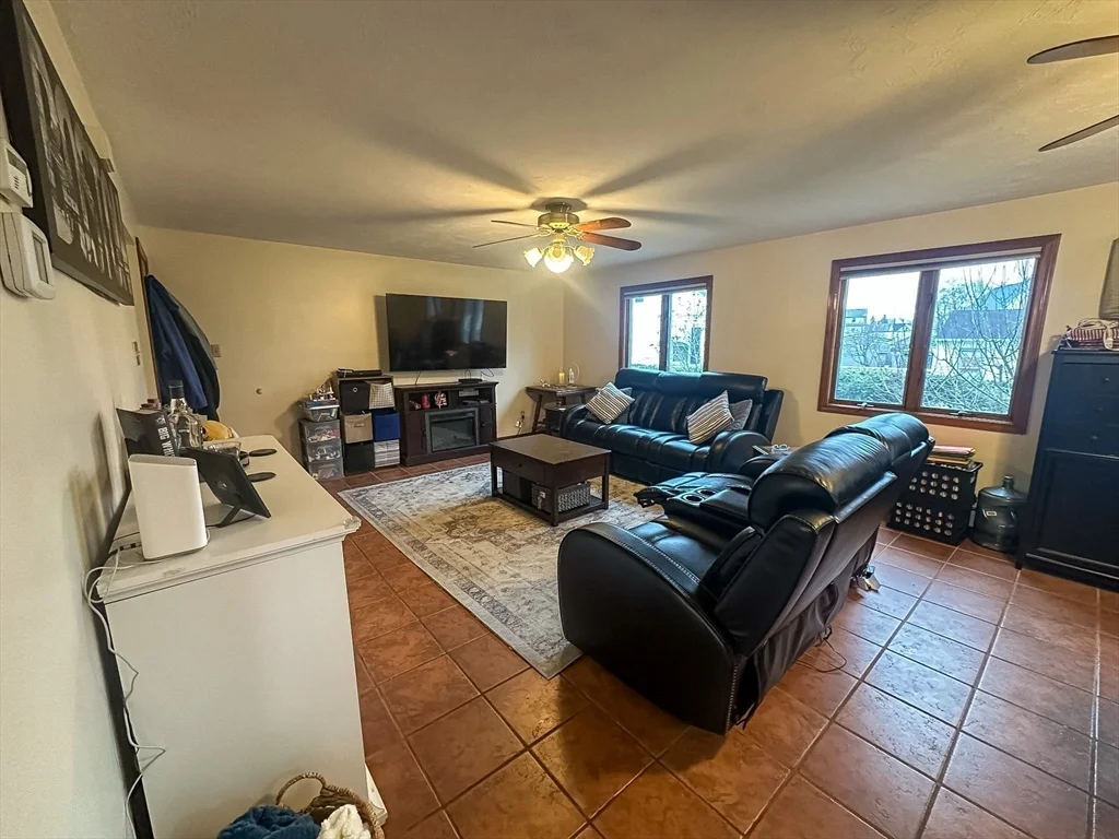 3 bed, 2 bath apartment for rent at 284 Washington St Unit B, Taunton — photo 3 of 16
