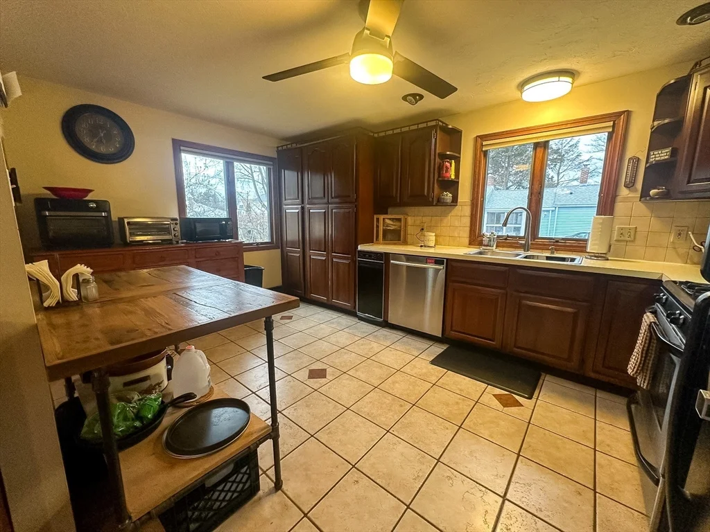 3 bed, 2 bath apartment for rent at 284 Washington St Unit B, Taunton — photo 5 of 16