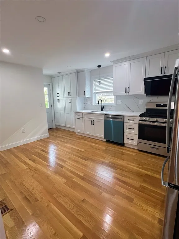 3 bed, 2 bath apartment for rent at 285 Beech St Unit 285, Belmont — photo 2 of 8