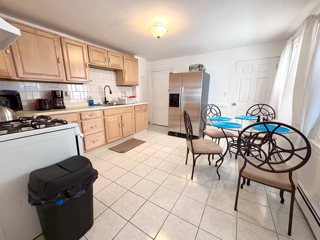 4 bed, 2 bath apartment for rent at 285 Roxbury St, Roxbury — photo 3 of 15