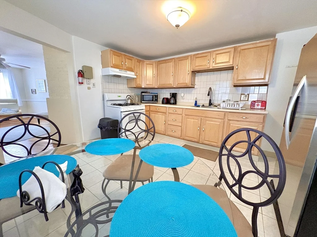 4 bed, 2 bath apartment for rent at 285 Roxbury St, Roxbury — photo 4 of 15