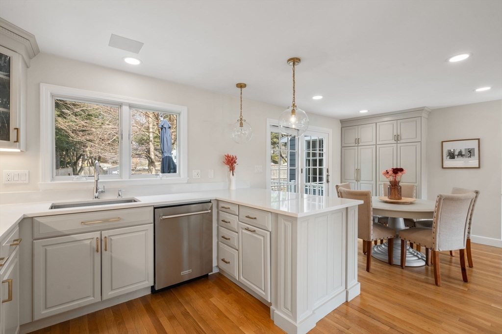 4 bed, 2 bath apartment for rent at 285 Temple St, Newton — photo 4 of 13