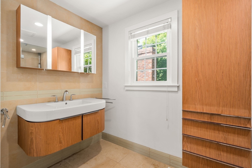 4 bed, 2 bath apartment for rent at 285 Temple St, Newton — photo 9 of 13