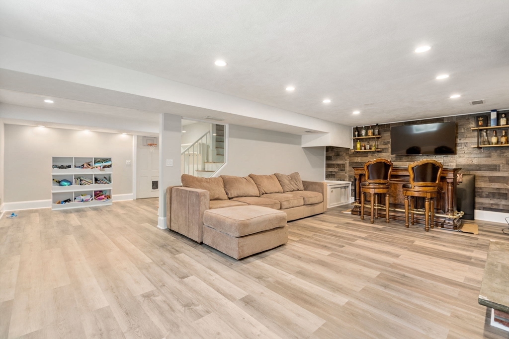 4 bed, 2 bath apartment for rent at 285 Temple St, Newton — photo 12 of 13