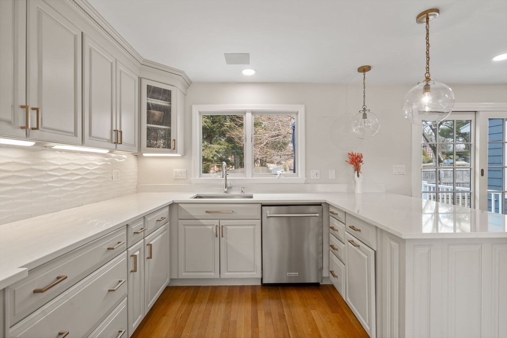 4 bed, 2 bath apartment for rent at 285 Temple St, Newton — photo 3 of 13