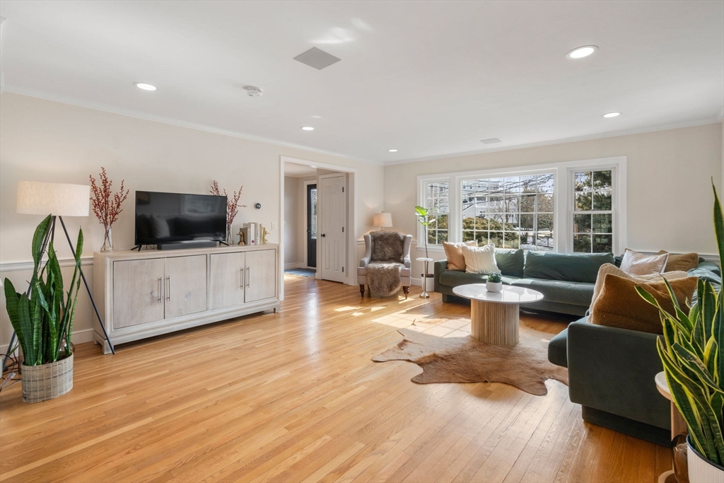 4 bed, 2 bath apartment for rent at 285 Temple St, Newton — photo 5 of 13