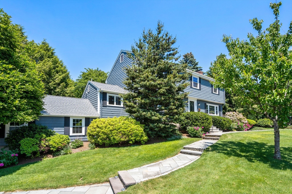4 bed, 2 bath apartment for rent at 285 Temple St, Newton — photo 1 of 13