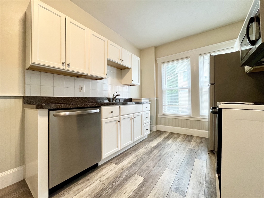 3 bed, 1 bath apartment for rent at 285 West Elm Unit 2, Brockton — photo 5 of 21
