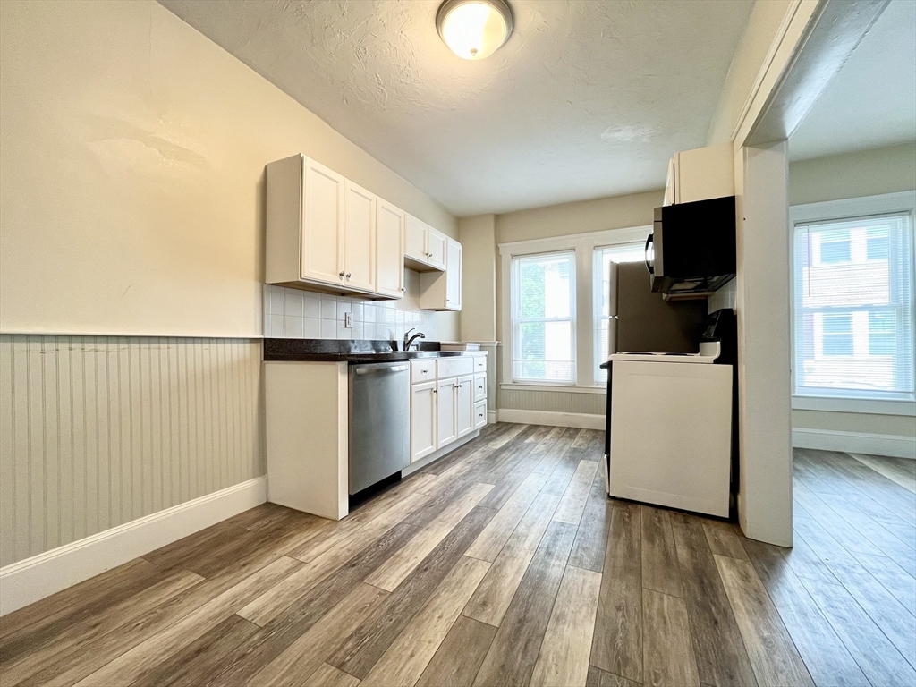 3 bed, 1 bath apartment for rent at 285 West Elm Unit 2, Brockton — photo 4 of 21