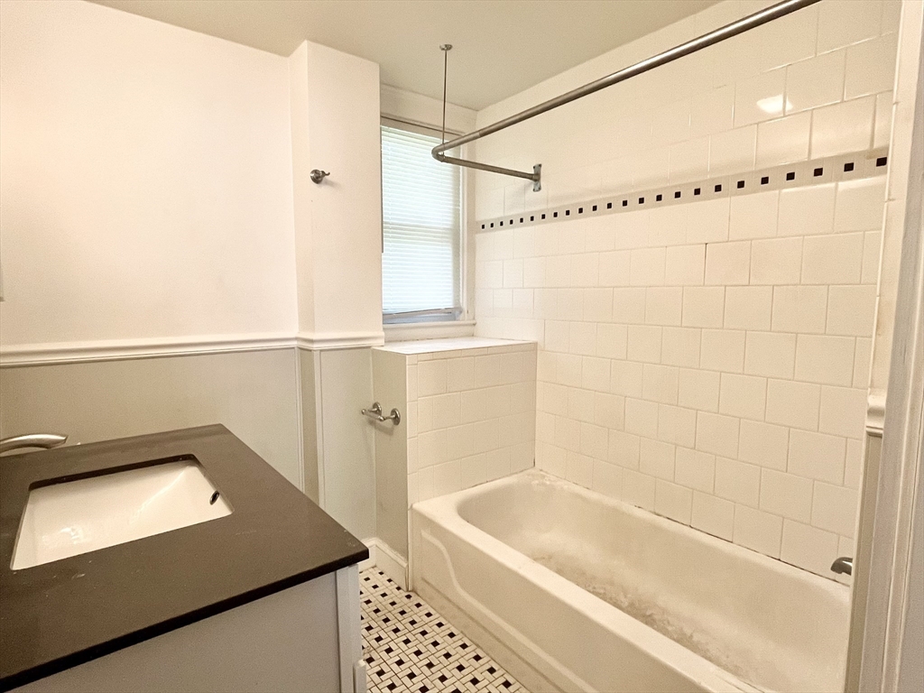3 bed, 1 bath apartment for rent at 285 West Elm Unit 2, Brockton — photo 9 of 21