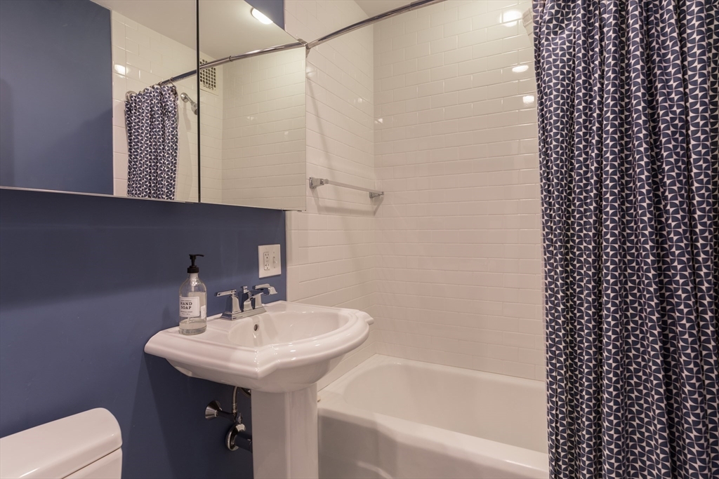 1 bed, 1 bath apartment for rent at 286 Beacon St Unit 7, Back Bay — photo 8 of 9