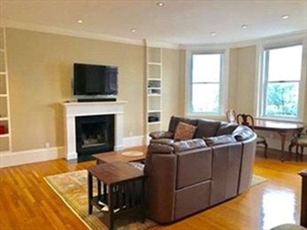 1 bed, 1 bath apartment for rent at 286 Beacon Unit 4, Back Bay — photo 2 of 7