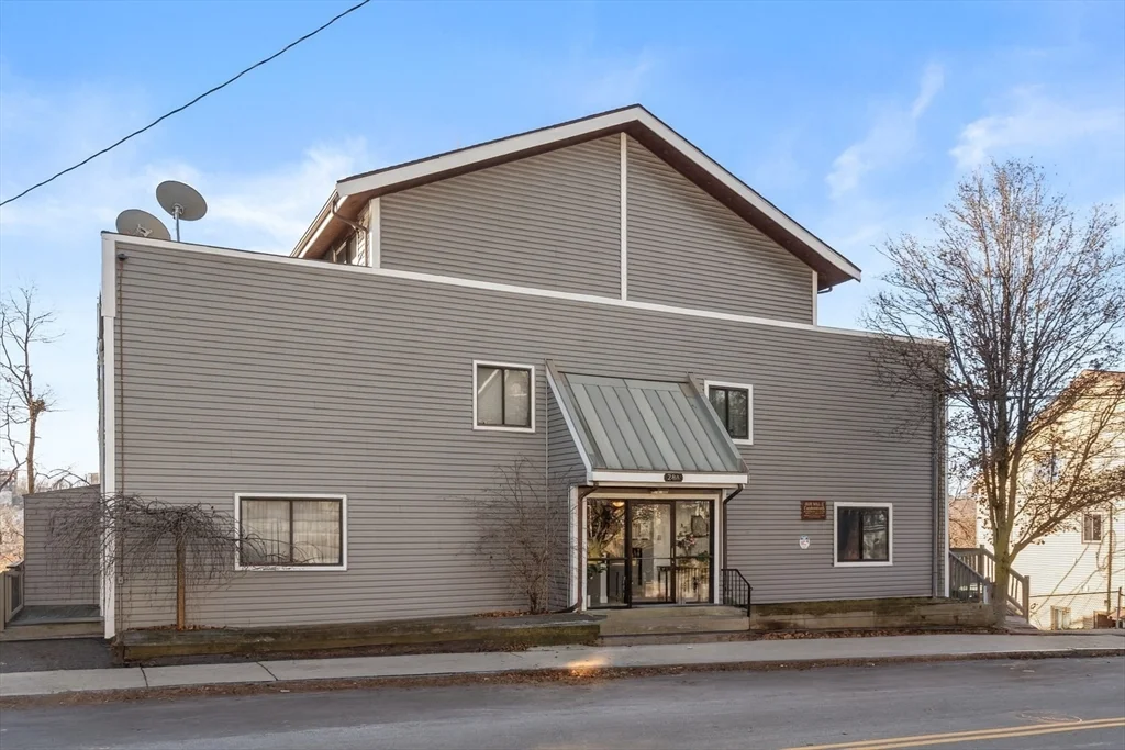 2 bed, 2 bath apartment for rent at 286 Fenno St Unit 4, Revere — photo 2 of 28