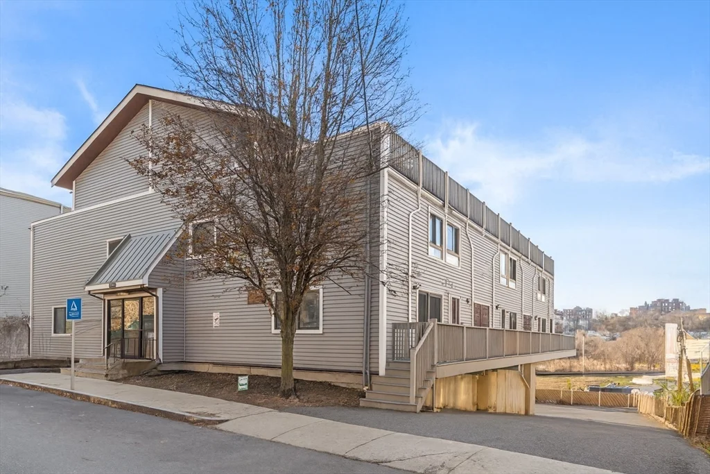 2 bed, 2 bath apartment for rent at 286 Fenno St Unit 4, Revere — photo 1 of 28