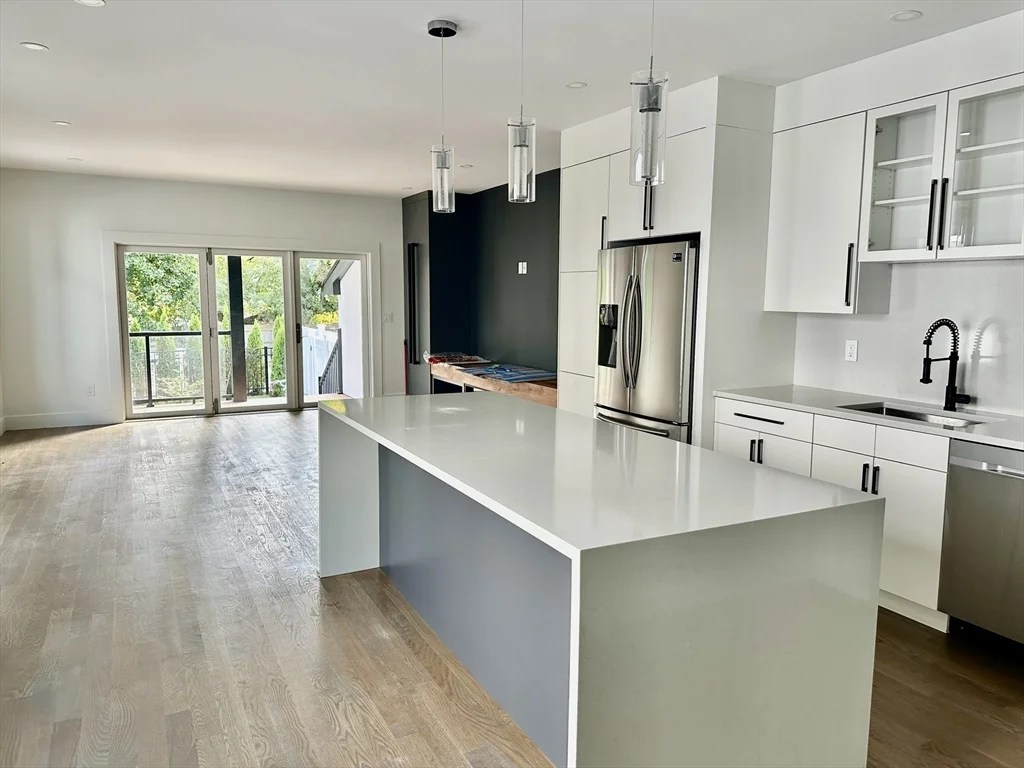 3 bed, 2 bath apartment for rent at 286 Watertown St Unit 286, Newton — photo 1 of 13