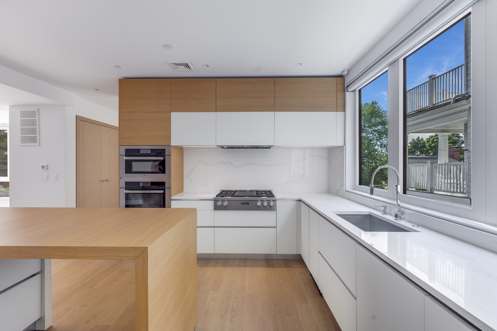5 bed, 4+ bath apartment for rent at 287 Tappan St Unit 287, Beaconsfield — photo 6 of 15