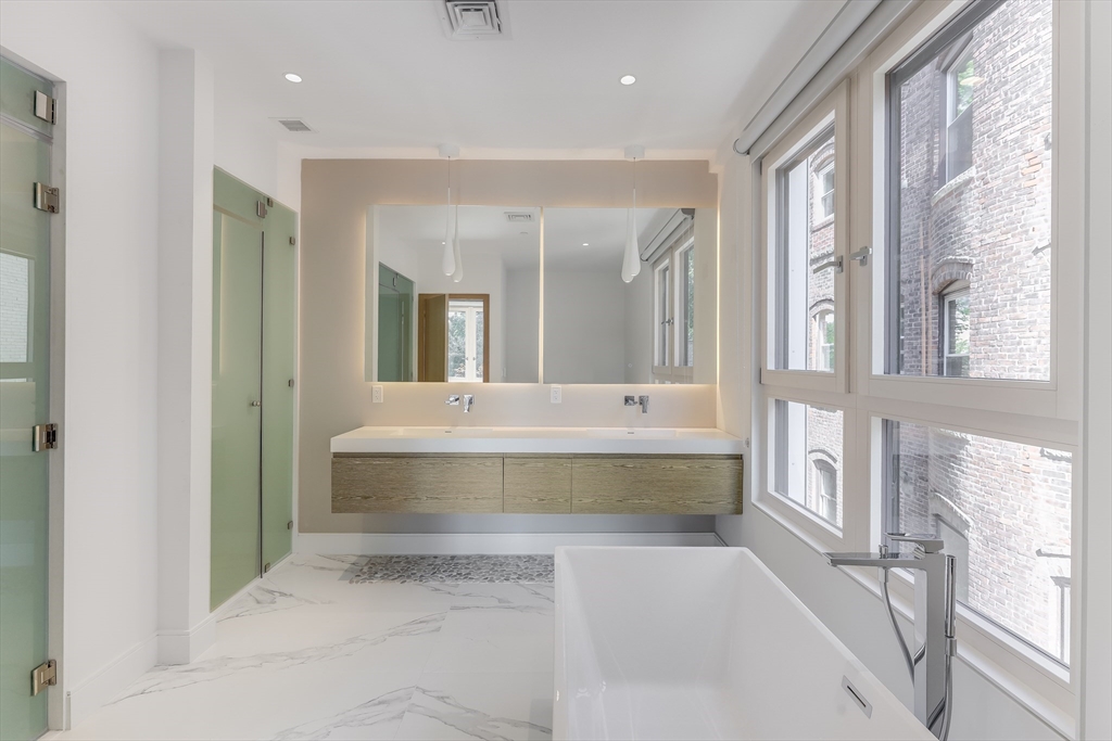 5 bed, 4+ bath apartment for rent at 287 Tappan St Unit 287, Beaconsfield — photo 13 of 15